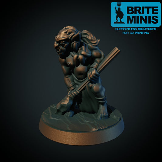 3D-printet vill goblin med spyd i grå PLA til D&D og Pathfinder.