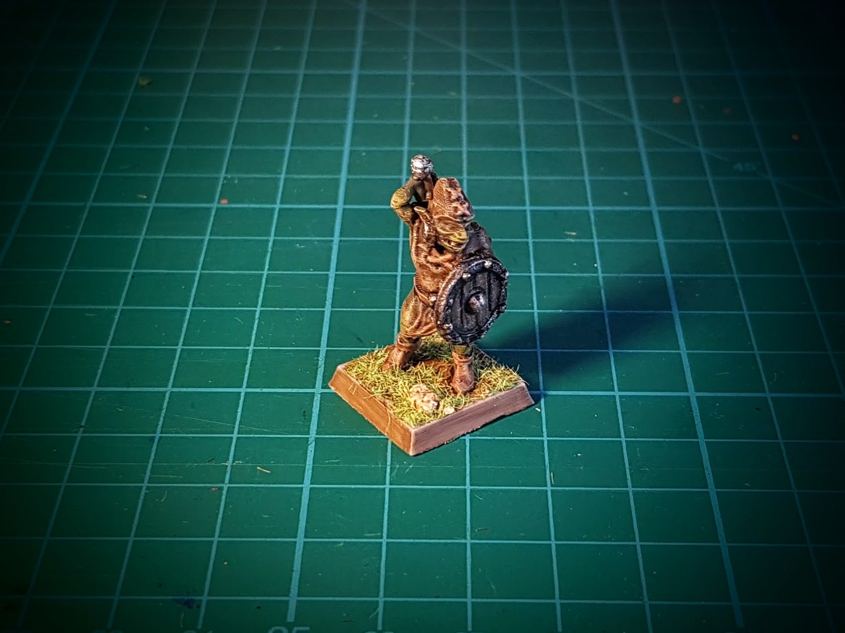 3D-printet goblin med hevet sverd og skjold i grå PLA til D&D og Pathfinder.