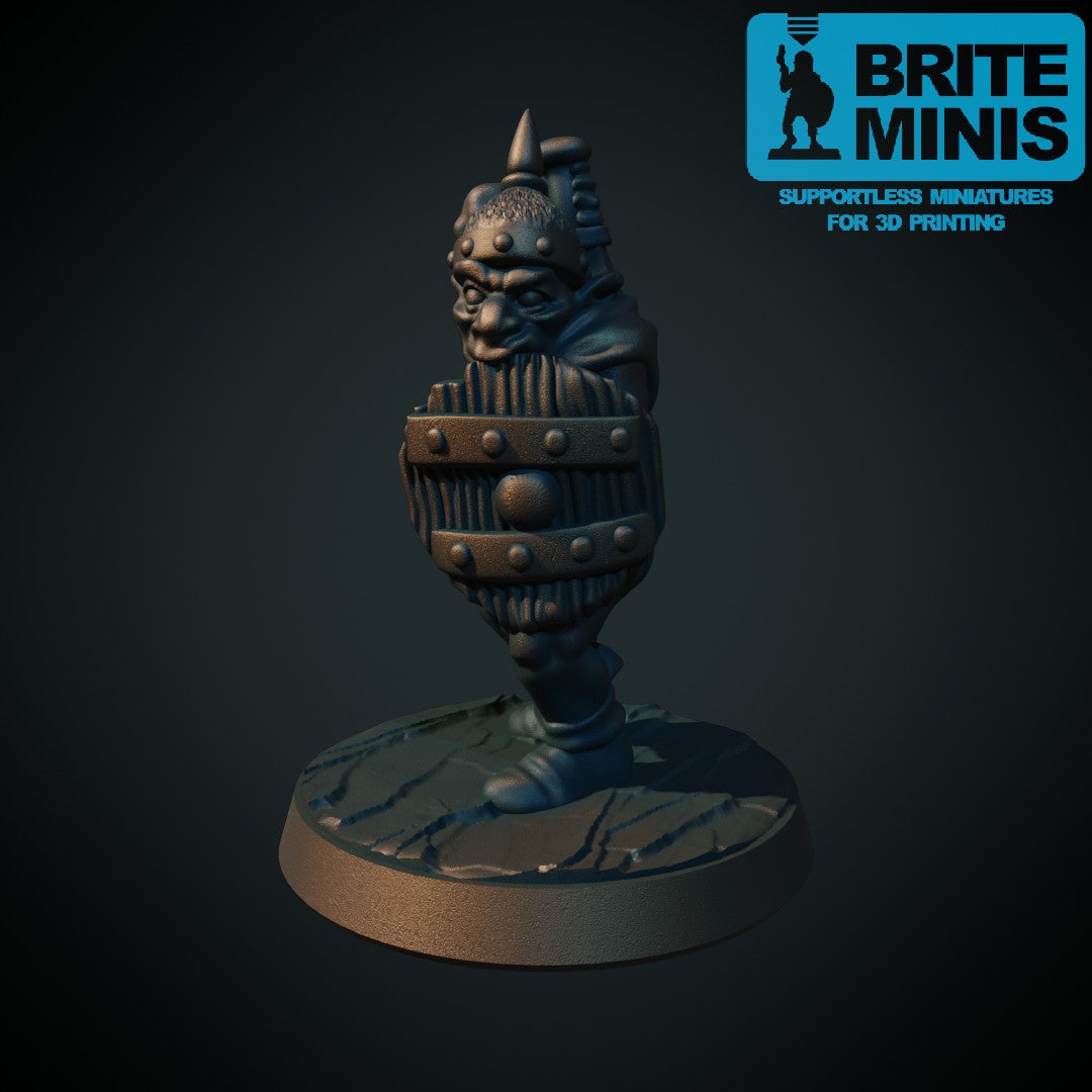 3D-printet hjelmkledd goblin i kraftig hogg i grå PLA til D&D og Pathfinder.
