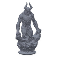 3D-printet Izhual-miniatyr i grå PLA – hornet ørkendemon, til D&D og Pathfinder.