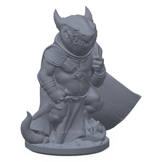 3D-printet koboldtyv-miniatyr i grå PLA – kobold snikende med kniv i hånd, til D&D og Pathfinder.