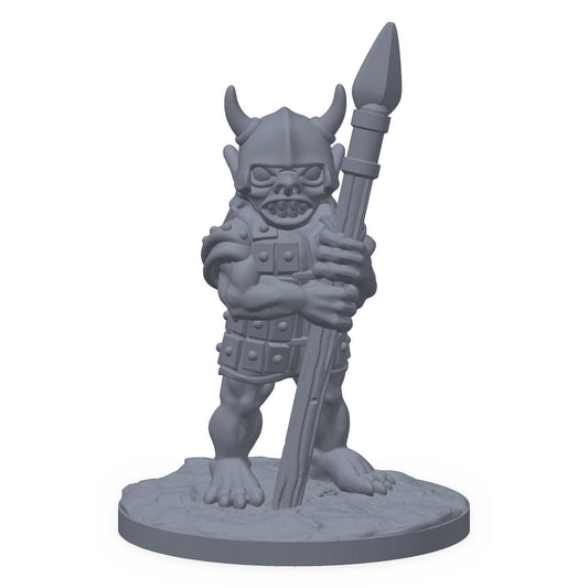 Grå 3D-printet miniatyr av en angripende goblinkriger med spyd, til D&D og Pathfinder.