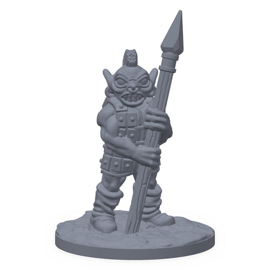 Grå 3D-printet miniatyr av en speidende goblinkriger med spyd, til D&D og Pathfinder.
