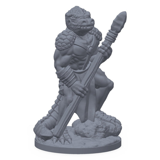 Grå 3D-printet miniatyr av en øglekriger med spyd, til D&D og Pathfinder.