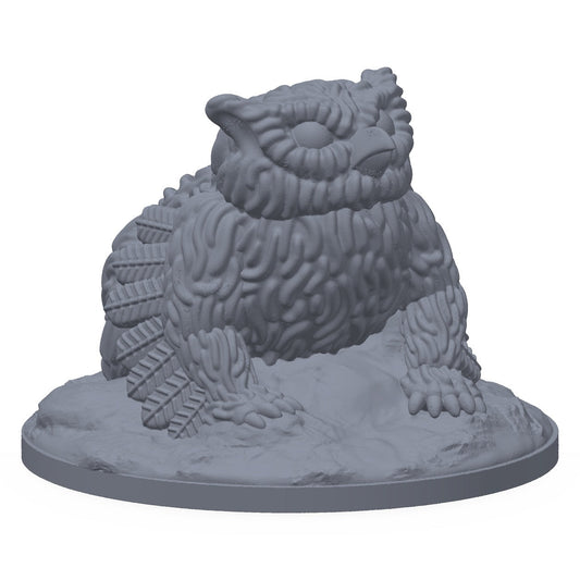 Grå 3D-printet miniatyr av en liten owlbear-unge, til D&D og Pathfinder.